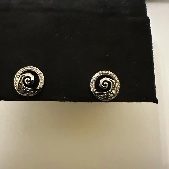 Disney Treasures The Nightmare Before Christmas Diamond Earrings - Picture 3 of 7